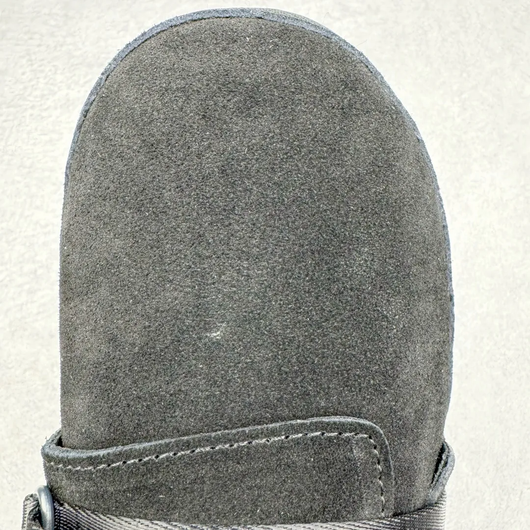 Pick up locally 💰640 UGG 5013 snap-on men's autumn and winter sheepskin and fur integrated snow boots. All shoes are made from the same factory as ZP. Longfeng A-grade Australian imported sheepskin and fur integrated men's boots. Brand OEM production line. Fully follow the ZP process. Original pattern maker of the OEM. Adhering to the principle of no original shoes and no development selection. Pay attention to every detail. The most authentic version on the market TREADLITE "Light Wing" technology outsole Lightweight/durable/flexible/pile size: 40 41 42 43 44 Coding: by3936050